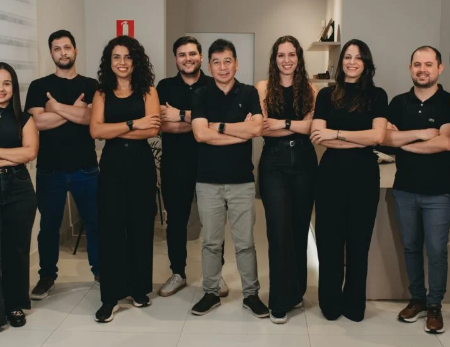 Mãos da fisioterapeuta realizando terapia manual no ombro de uma paciente